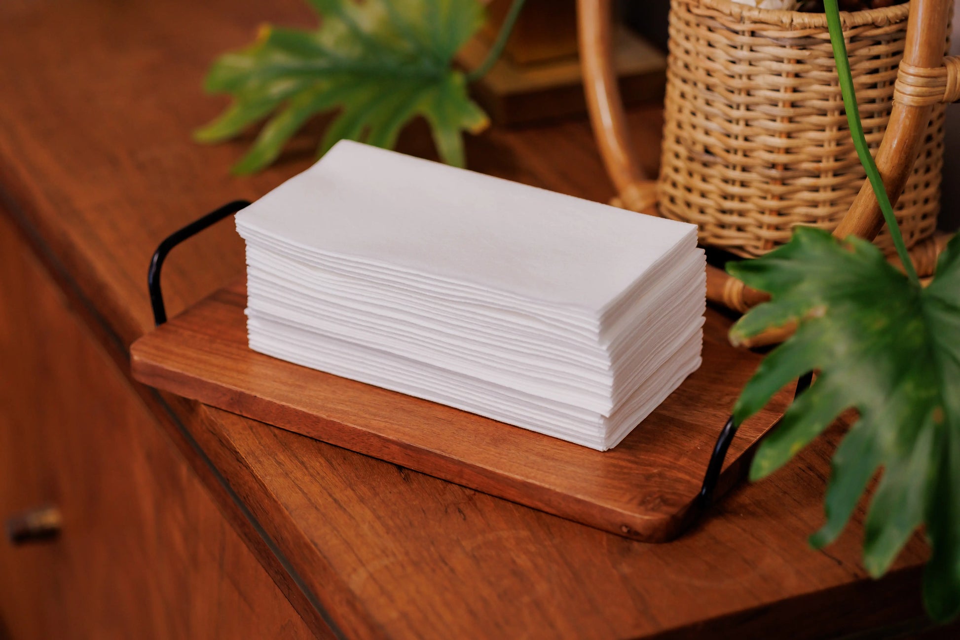 8"x17" 4-Fold White Airlaid Guest Towel 600ct SKU 40100